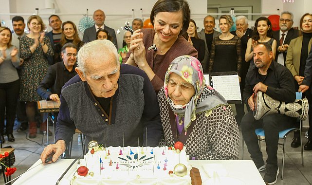 Karabağlar Belediye Başkanı Kınay, huzurevi sakinlerinin yeni yılını kutladı
