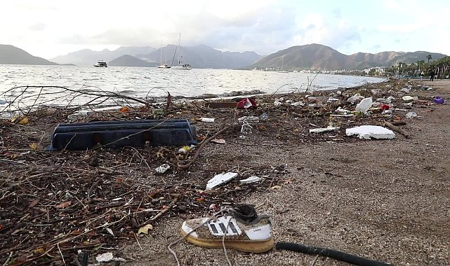 Marmaris Belediyesi'nden fırtına sonrası yoğun temizlik mesaisi