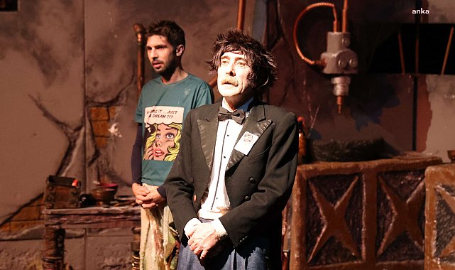 Marmarisli tiyatroseverler, oyuna biletle değil kitapla girdi