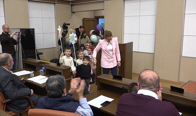 Tepebaşı Belediyesi meclis toplantısına miniklerden sürpriz ziyaret