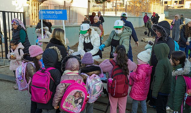 Tepebaşı Belediyesi’nin ilkokul öğrencilerine sağladığı beslenme desteği devam ediyor