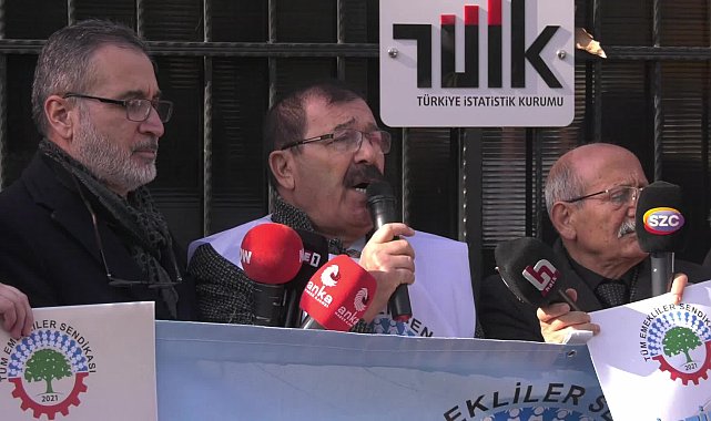 Emeklilerden TÜİK önünde kuru soğan ve bayat ekmekle enflasyon protestosu