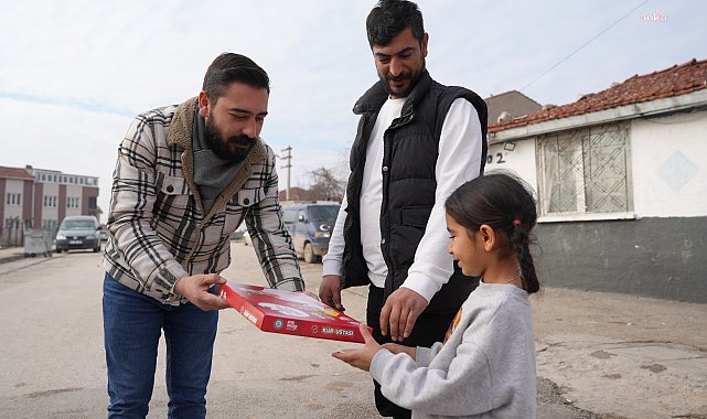 Eskişehir Büyükşehir Belediye Başkanı Ünlüce, çocuklara karne hediyesi gönderdi