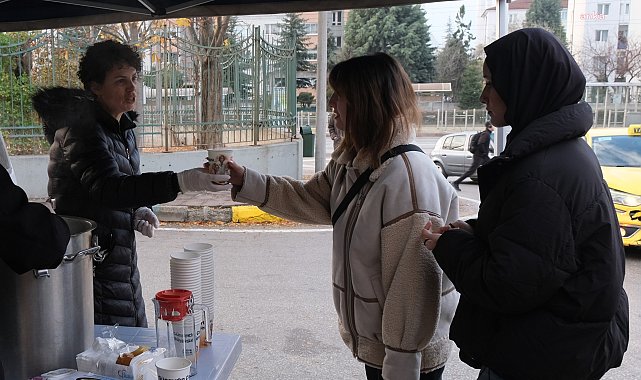 Eskişehir Büyükşehir Belediyesi'nin başlattığı 'Günaydın Çorbası' uygulaması yoğun ilgi görüyor