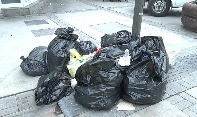 İzmir'de belediye çalışanlarının iş bırakması sonrası kent merkezinde çöp birikintileri oluştu