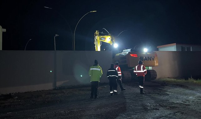 Sakarya Karasu'da Menzil Cemaati'ne ait olduğu iddia edilen denize sıfır kaçak tatil köyü yıkıldı