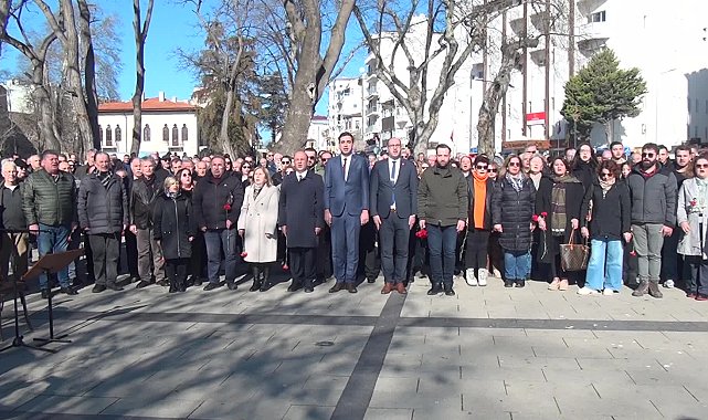 Uğur Mumcu, Sinop’ta heykelinin ve adının bulunduğu meydanda anıldı