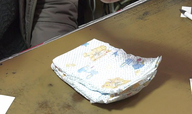 Ankara'da bebek bezini taneyle satan bakkal: Bir adet bezi 7,5 liraya satıyorum. Paket alabilen kimse yok