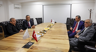 CHP Genel Başkanı Özgür Özel Ahmet Türk'ü ziyaret etti