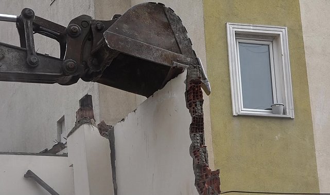Depremde yıkılma riski taşıyan 23 yapı, Büyükçekmece Belediyesi ekiplerinin gözetiminde yıkıldı