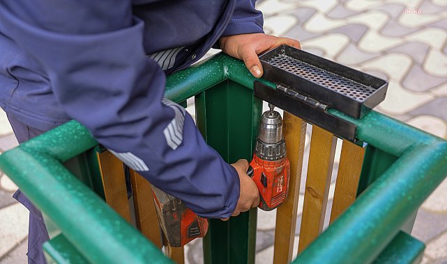 Eskişehir Büyükşehir Belediyesi, çöp kutularına küllük aparatı takıyor