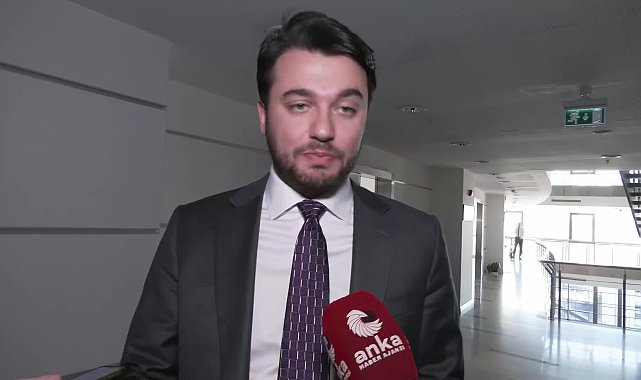 İmamoğlu'nun avukatı Mehmet Pehlivan, İmamoğlu'nun cumhurbaşkanlığı adaylığı başvuru belgelerini CHP Genel Merkezi'ne sundu