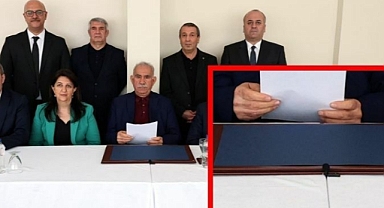 İmralı'da video kaydı iddiası, İmralı'daki masada Öcalan'ın önündeki yaka mikrofonu dikkat çekti