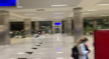 İzmir Adnan Menderes Havalimanı'nda pasaport kuyruğu çilesi