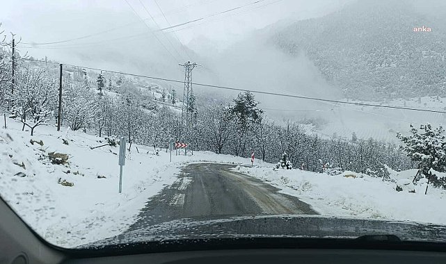 Mersin Büyükşehir Belediyesi ekipleri, karla mücadele çalışmalarını sürdürüyor