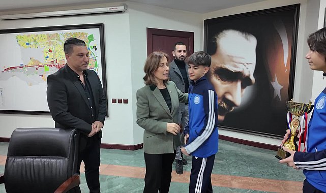 Seyhan Belediyespor Kulübü futbol takımından Başkan Oya Tekin’e ziyaret