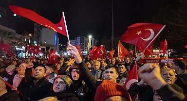 Bornova Belediye Başkanı Ömer Eşki, diplomasını yaktı