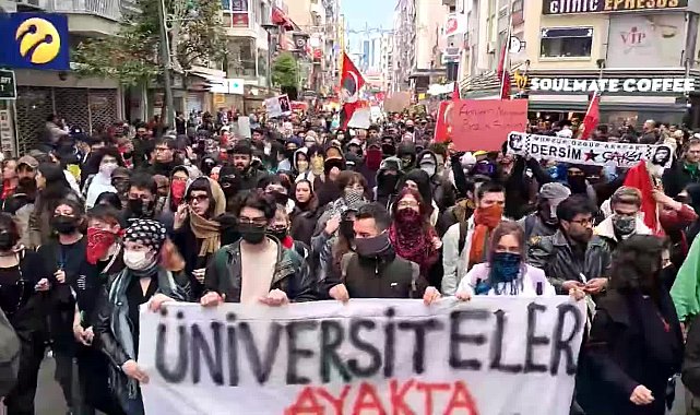 Ekrem İmamoğlu'nun tutuklanması ardından yüz binlerce İzmirli, Gündoğdu Meydanı'na yürüdü