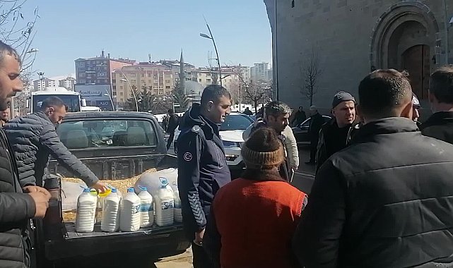 Erzurum'da süt üreticileri, ellerinde kalan sütleri bedava dağıttı