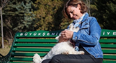 Eskişehir Belediye Başkanı Ayşe Ünlüce barınaktan köpek sahiplendi