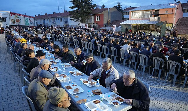 Eskişehir Büyükşehir Belediyesi iftar davetlerine Bozan'da devam etti