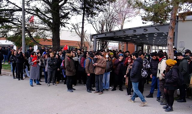 Eskişehir’de öğrenciler, Ekrem İmamoğlu’nun gözaltına alınmasını protesto etmek için yürüdü