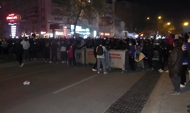 İzmir’de İmamoğlu protestoları devam ediyor.... AK Parti İzmir İl Başkanlığı’na yürüyen eylemcilere polis müdahalesi