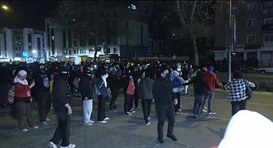 İzmir'de İmamoğlu protestoları sürüyor... Eylemcilere polis TOMA ve çevik kuvvetle müdahale etti