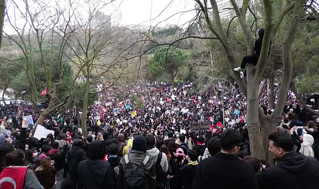 Öğrenciler Şişli Belediyesi önünde kayyum politikalarını protesto etti