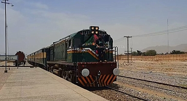 Pakistan'da, ayrılıkçı militanların bir yolcu trenine ateş açtığı, 450 yolcuyu rehin aldığı bildirildi 