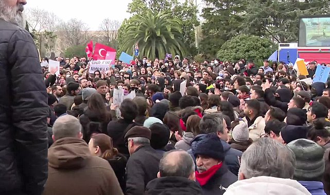 Tanju Özcan, Saraçhane'ye yürüyen öğrencileri dinledi: “Ünvanları bir kenara bırakıp sokakta siyaset yapmamız lazım. İnceldiği yerden kopsun artık, yeter”