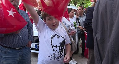 23 Nisan coşkusu, İzmir'de sokaklara taştı