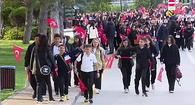23 Nisan Ulusal Egemenlik ve Çocuk Bayramı'nda vatandaşlar Anıtkabir'de: “Ulusal egemenliğimizin bu kadar risk altında olduğu bir süreçte Atatürk’ün huzuruna gelmek ayrı bir his