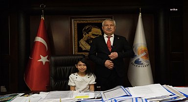 Adana Büyükşehir Belediye Başkanı Karalar, koltuğunu üçüncü sınıf öğrencisi Ezgi Neva’ya devretti