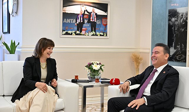Antalya Büyükşehir Belediye Başkanı Böcek, Dünya Seyahat ve Turizm Konseyi Başkanı Simpson ile bir araya geldi