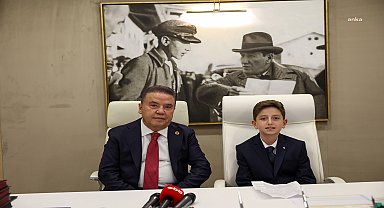 Antalya Büyükşehir Belediye Başkanı Böcek, koltuğunu 4. sınıf öğrencisi Deniz'e devretti 