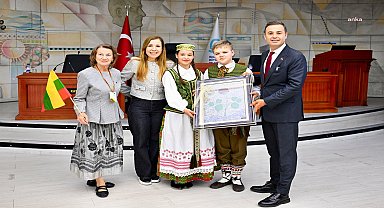 Balıkesir Büyükşehir Belediye Başkanı Akın, dünya çocuklarını ağırladı 