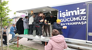 Bayrampaşa Belediyesi, depremin ardından toplanma alanlarında bekleyenlere çorba dağıttı 