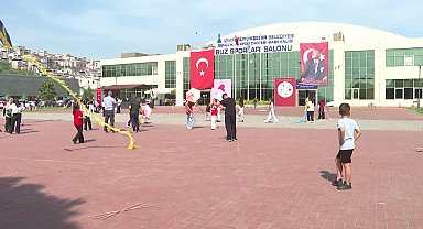 Bornova’da çocuklar, uçurtmalarla gökyüzünü renklendirdi