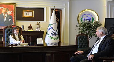 Bozüyük Belediye Başkanı Bakkalcıoğlu, koltuğunu 4'üncü sınıf öğrencisi Ada'ya devretti 