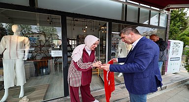 Burdur Belediye Başkanı Ercengiz, esnafa Türk bayrağı dağıttı 