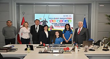 Bursa Büyükşehir Belediye Başkanı Bozbey, koltuğunu 7. sınıf öğrencileri Duru ve İlke’ye devretti