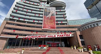 CHP Genel Merkezi’ne dev 1 Mayıs afişi asıldı... “Ya adalet ya sefalet”