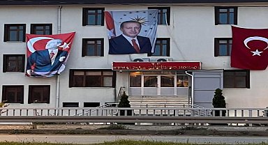 CHP Kemalpaşa İlçe Başkanı Gümüşkaya'dan, Kaymakamlık binasına asılan posterlerin yerleştirilmesine tepki