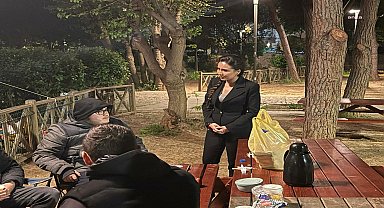 CHP'li Okakın, depremin ardından geceyi sokakta geçirmeyi tercih eden Kadıköylülerle bir araya geldi