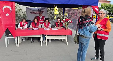 CHP Nazilli İlçe Başkanlığı'ndan çocuklara Türk bayrağı ve pamuk şeker ikramı