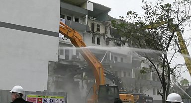 Deprem sonrası Büyükçekmece’de 33 yıllık 8 blok yıkıldı... Hasan Akgün: “Ankara’dan talebim toplanıp İstanbul Deprem Şurası kuralım”