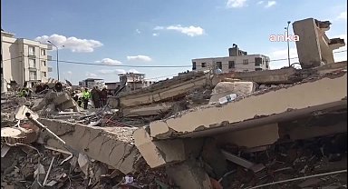 Depremde Adıyaman'da yıkılan Hasoğlu Apartmanı davasında kamu görevlileri ilk kez hakim karşısına çıktı