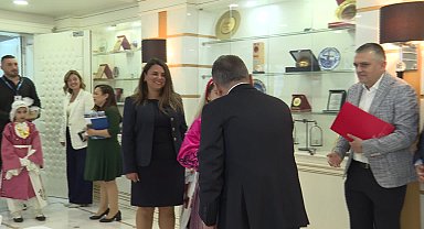 Dünya çocukları, Antalya Büyükşehir Belediye Başkanı Böcek’i ziyaret etti 