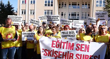  Eğitim Sen’den Eskişehir İl Milli Eğitim Müdürlüğü önünde açıklama: Siyasal amaçlarla gerçekleştirilen tasfiyeye karşı çıkıyoruz